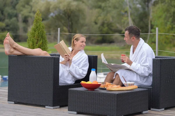 Ältere Paare Frühstücken Auf Hotelterrasse — Stockfoto