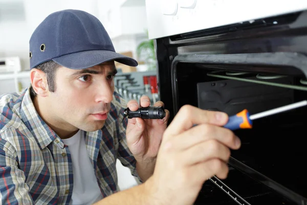 Hombre Reparación Horno Microondas — Foto de Stock