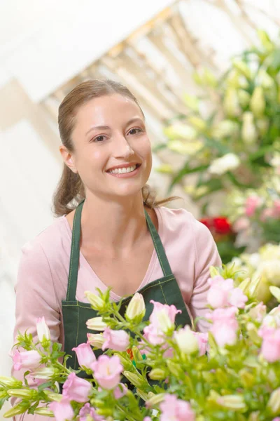 Retrato Uma Florista Feliz — Fotografia de Stock