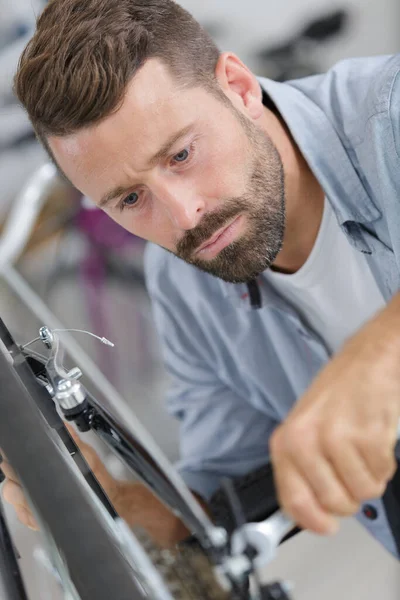 Uomo Riparazione Bicicletta Casa — Foto Stock