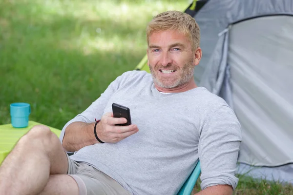 Muž Sedí Vedle Mobilního Telefonu — Stock fotografie