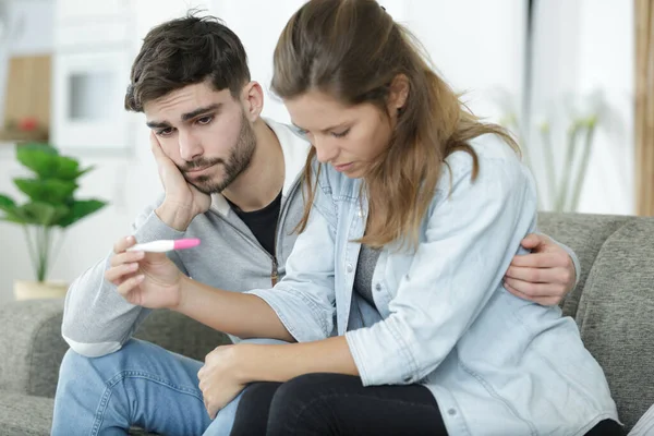 Ledsen Gravid Kvinna Som Håller Test — Stockfoto