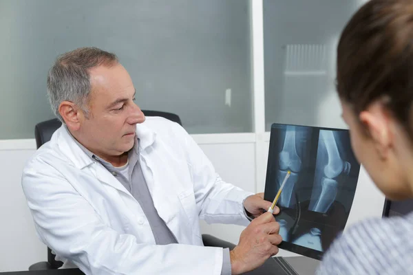 Doctor Mostrando Imagen Rayos Paciente Mayor —  Fotos de Stock
