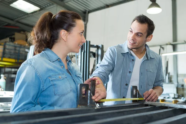 Man Vrouw Gesprek Fabriek — Stockfoto