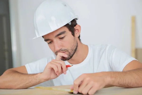 Trabajador Masculino Que Resuelva Problema Medición — Foto de Stock