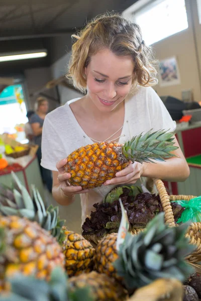 Kadın Süpermarkette Meyve Seçiyor Ananas Tutuyor — Stok fotoğraf