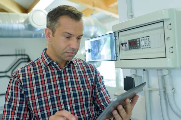 Factory Maintenance Technician Supervising Data Tablet — Stock Photo, Image