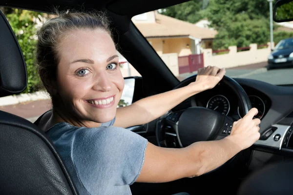 Glad Kvinnlig Förare Ler Mot Kameran — Stockfoto