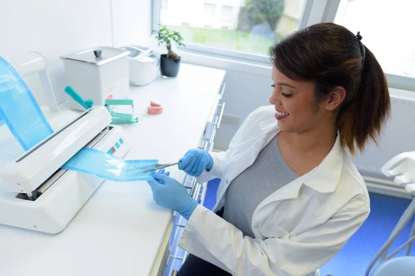 女性用プラスチックシール滅菌歯科用器具 — ストック写真
