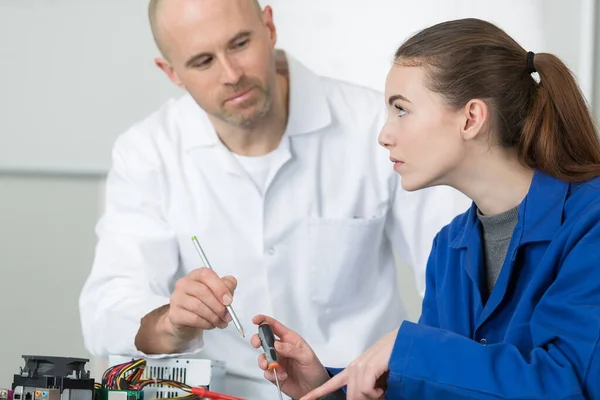 Aprendiz Femenina Reparando Aparatos Eléctricos Bajo Supervisión —  Fotos de Stock