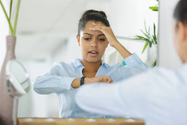 紧张的女人上班迟到了 — 图库照片