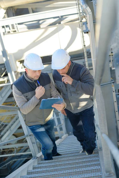 Dos Colegas Masculinos Subiendo Escaleras Metal — Foto de Stock