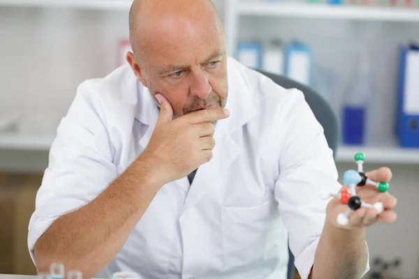 Man Wetenschapper Met Een Atoommodel — Stockfoto