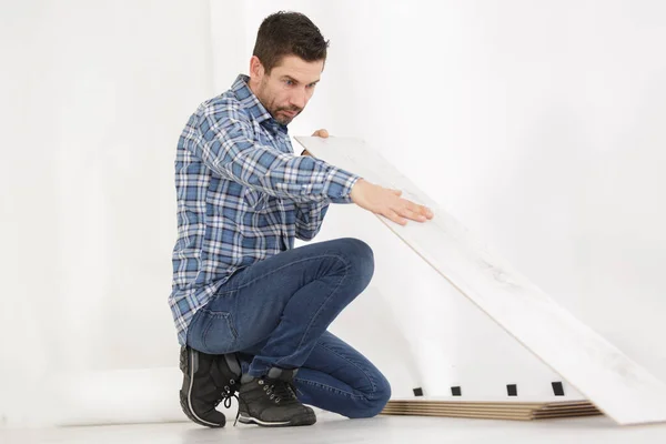 Man Timmerman Het Installeren Van Een Houten Vloer — Stockfoto