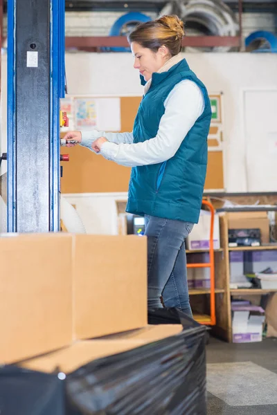 Vrouw Aan Bedieningsorganen Van Machines Fabriek — Stockfoto