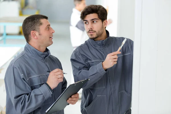 Supervisor Gesprek Met Leerling Schilder — Stockfoto