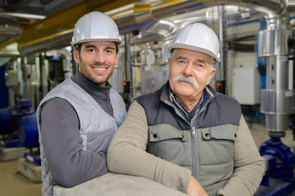 Porträtt Två Fabriksarbetare Som Tittar Kameran — Stockfoto