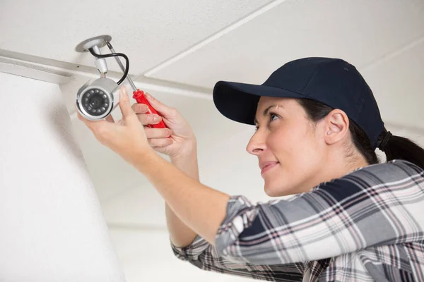 Female Professional Cctv Technician Working — Stock Photo, Image