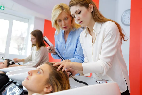 Leraar Helpen Studenten Training Kappers Worden — Stockfoto