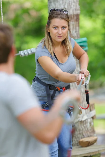 Freund Und Freundin Stehen Auf Seil Abenteuerpark — Stockfoto