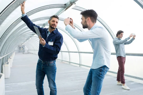 Ingenieros Fotografiando Estructura Abovedada —  Fotos de Stock