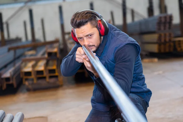 Werknemer Die Naar Beneden Kijkt Lengte Van Een Metalen Paal — Stockfoto