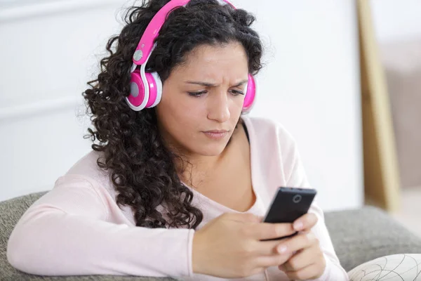 Mujer Usando Teléfono Móvil Sofá —  Fotos de Stock