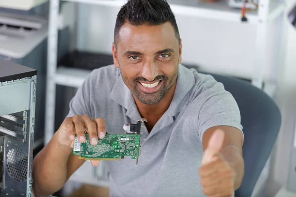 Hombre Mostrando Pulgar Hacia Arriba Mientras Sonríe Cámara — Foto de Stock