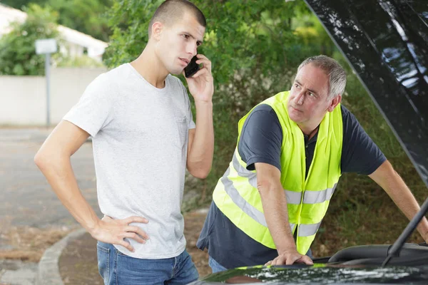 Jongeman Vraagt Assistentie Voor Zijn Kapotte Auto — Stockfoto