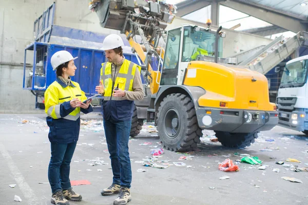 Trabalhadores Que Falam Local Lixo — Fotografia de Stock