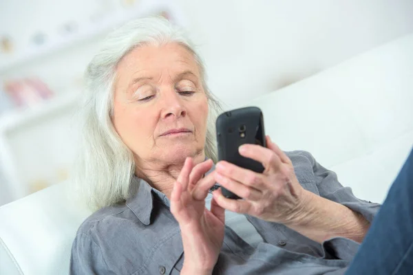 Vieja Mujer Usando Teléfono Inteligente —  Fotos de Stock