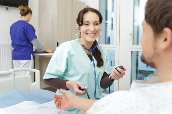 Uomo Che Riprende Intervento Chirurgico Letto Ospedale — Foto Stock