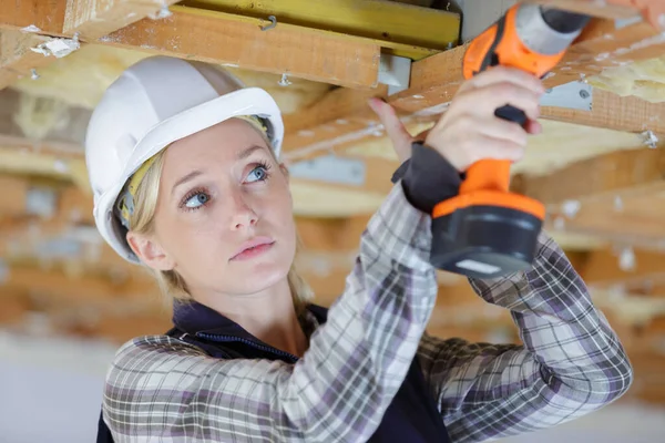 Jolie Femme Avec Bâtiment Perforateur Trou Forage Dans Plafond — Photo