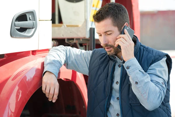 Lastwagenfahrer Pflegt Einen Kunden Telefon — Stockfoto