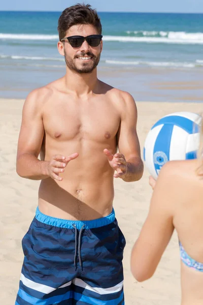 Активная Молодая Пара Играет Пляжный Волейбол Жаркий День Слабака — стоковое фото