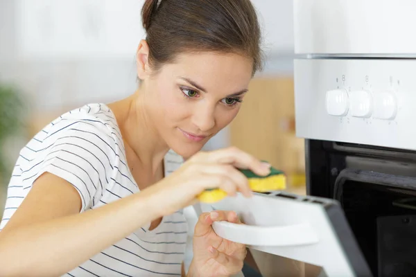 Young Woman Washes Microwave — Stock Photo, Image
