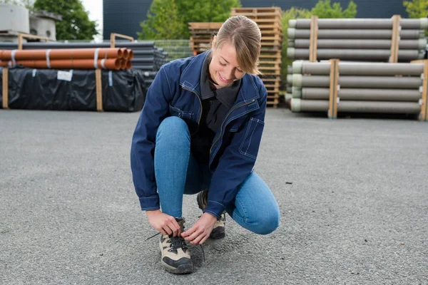 Ela Está Colocando Botas Trabalho — Fotografia de Stock