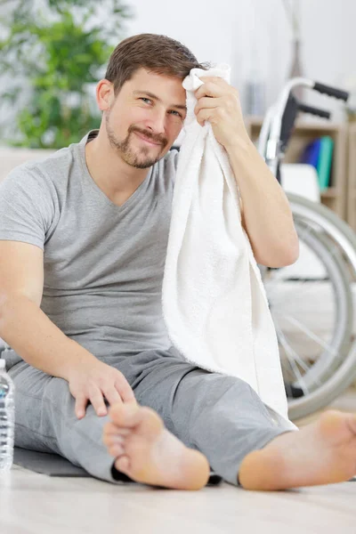 Homem Muscular Relaxante Ginásio Moderno — Fotografia de Stock