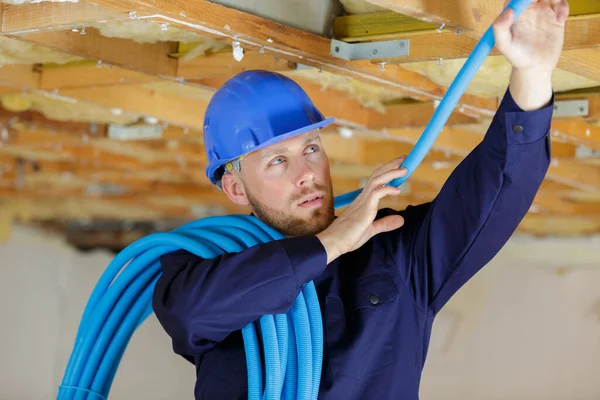 Jeune Constructeur Attrayant Confiant Installant Des Câbles — Photo