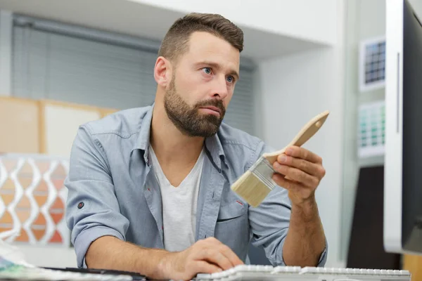 Hombre Adulto Satisfecho Seleccionando Cepillos —  Fotos de Stock