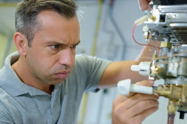 Een Gefrustreerde Elektricien Die Een Machine Repareert — Stockfoto