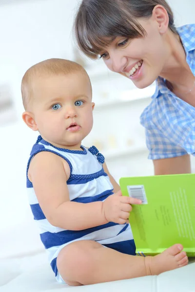 Söt Baby Hålla Bok — Stockfoto