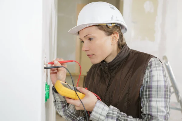 Elektriker Kontrollera Uttaget Spänningen Med Multimeter — Stockfoto