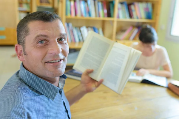 Homem Feliz Adulto Escolhendo Novo Livro Livraria — Fotografia de Stock