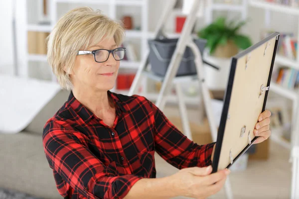 Senior Woman Looking Frame Home — Stock Photo, Image