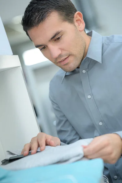 Ein Mann Inspiziert Ein Paar Papiere — Stockfoto