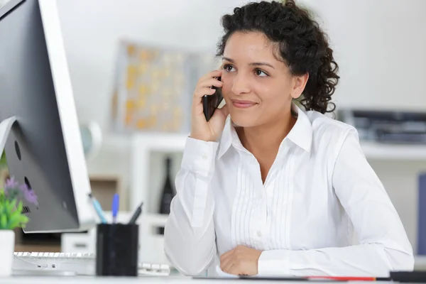 Zufriedene Büroangestellte Telefon — Stockfoto