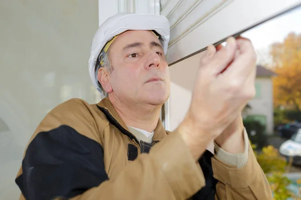 Middle Age Contractor Installing Window Blinds — Stock Photo, Image