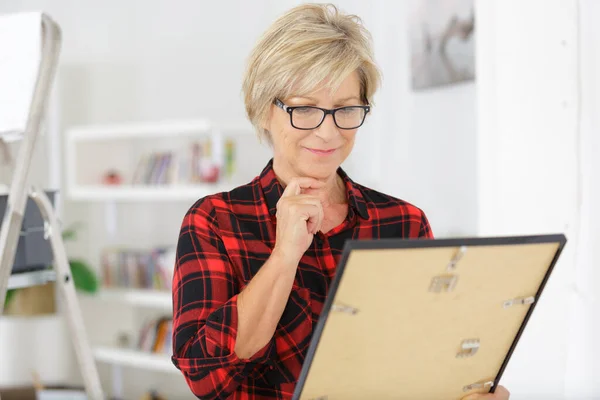 Pensionerad Äldre Kvinna Tittar Fotografiet — Stockfoto