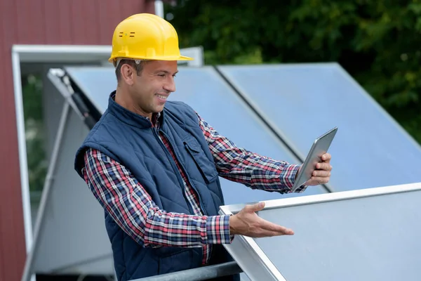 Instalador Fotovoltaico Testando Produto Instalado — Fotografia de Stock